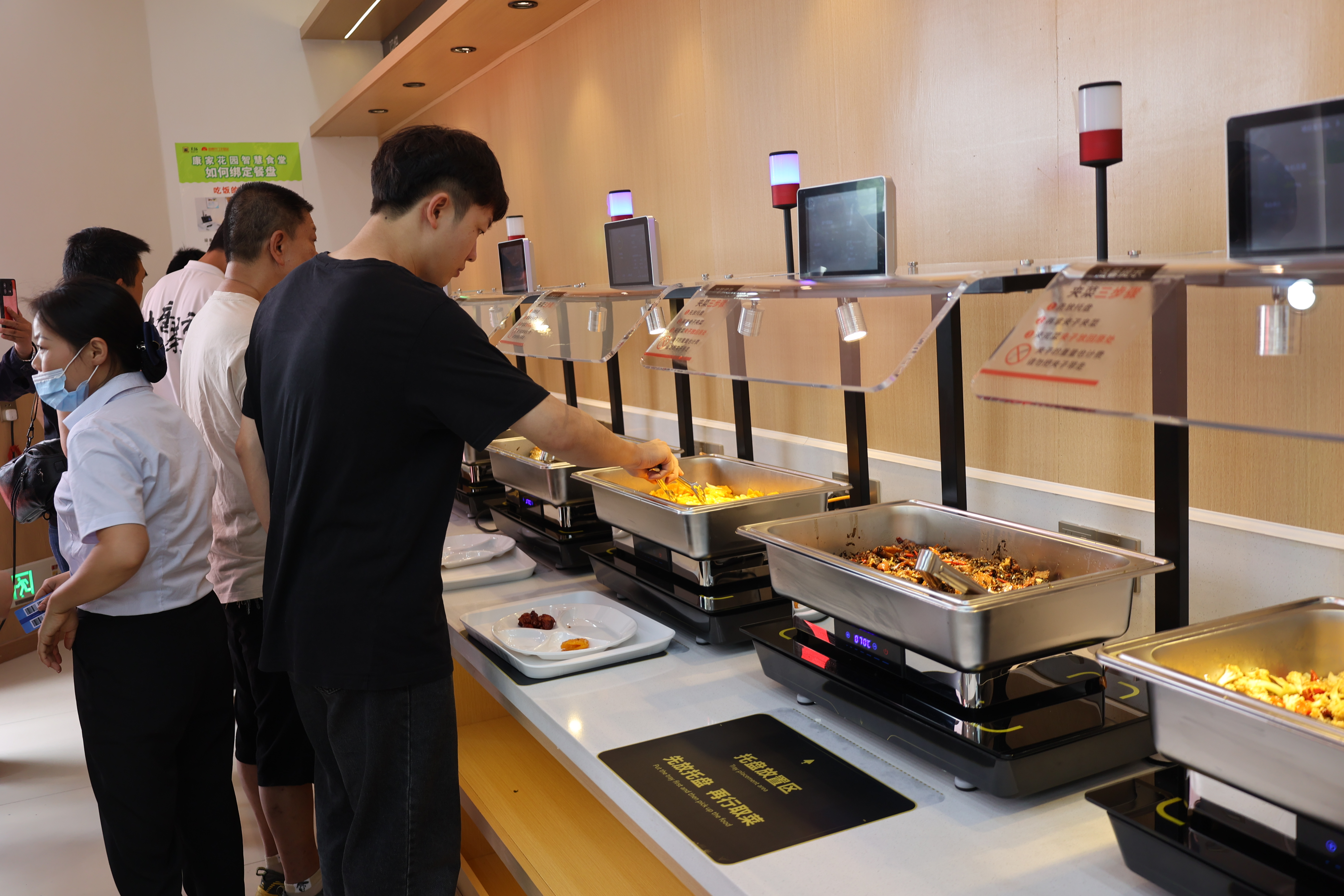 现场顾客体验智慧食堂.JPG