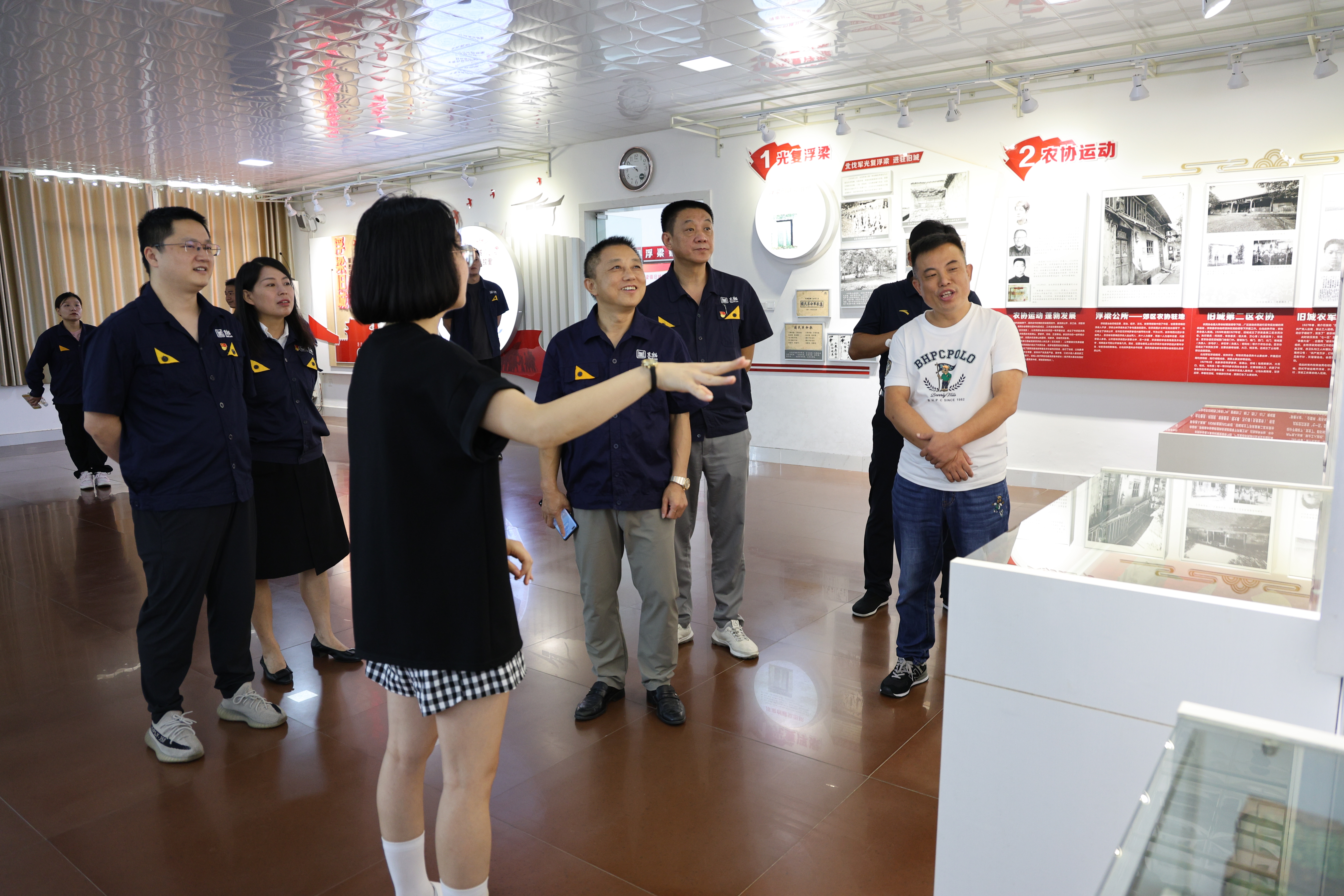 图2 参观村红色文化展厅（饶敏摄）.jpg