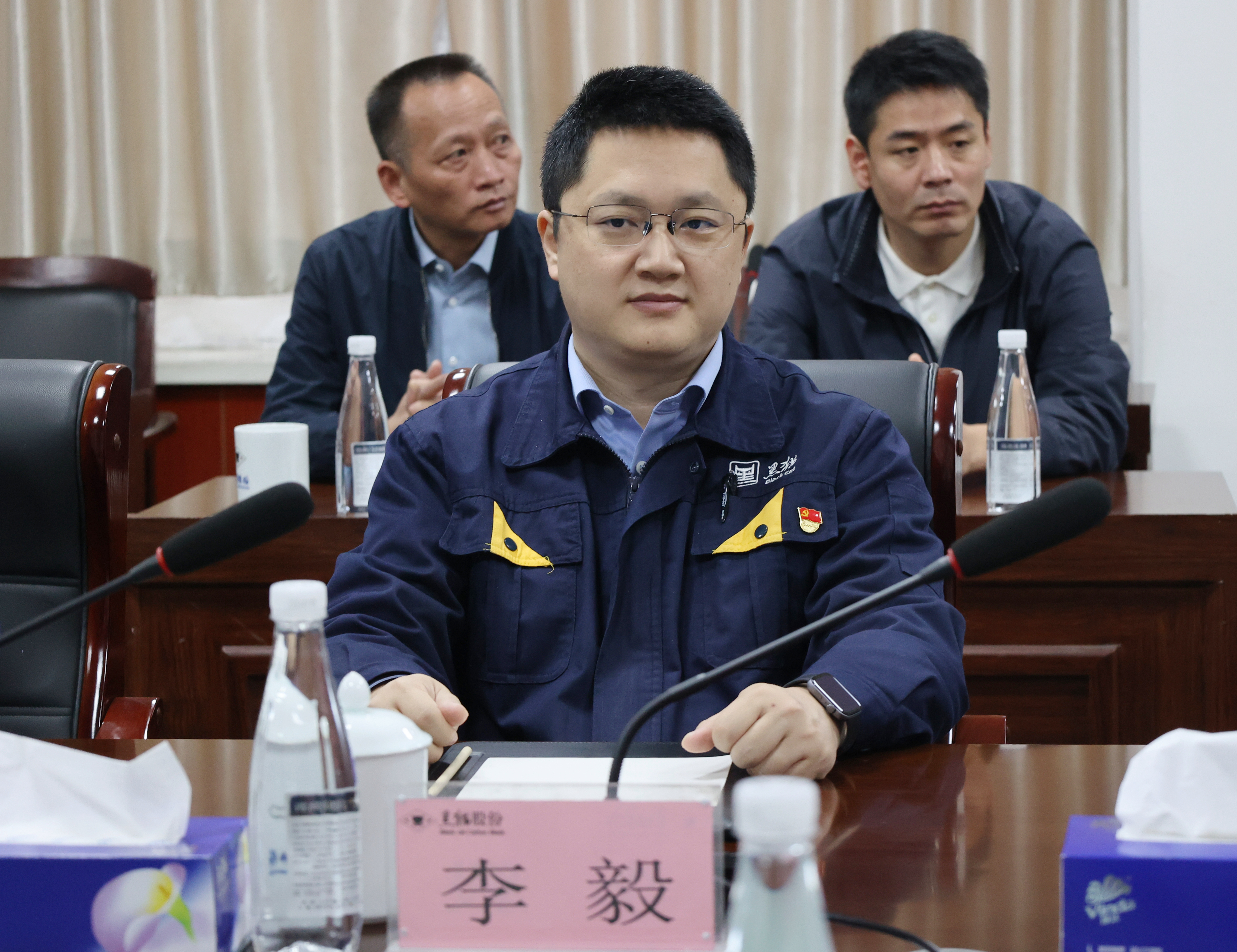 图6 李毅听取情况介绍.jpg
