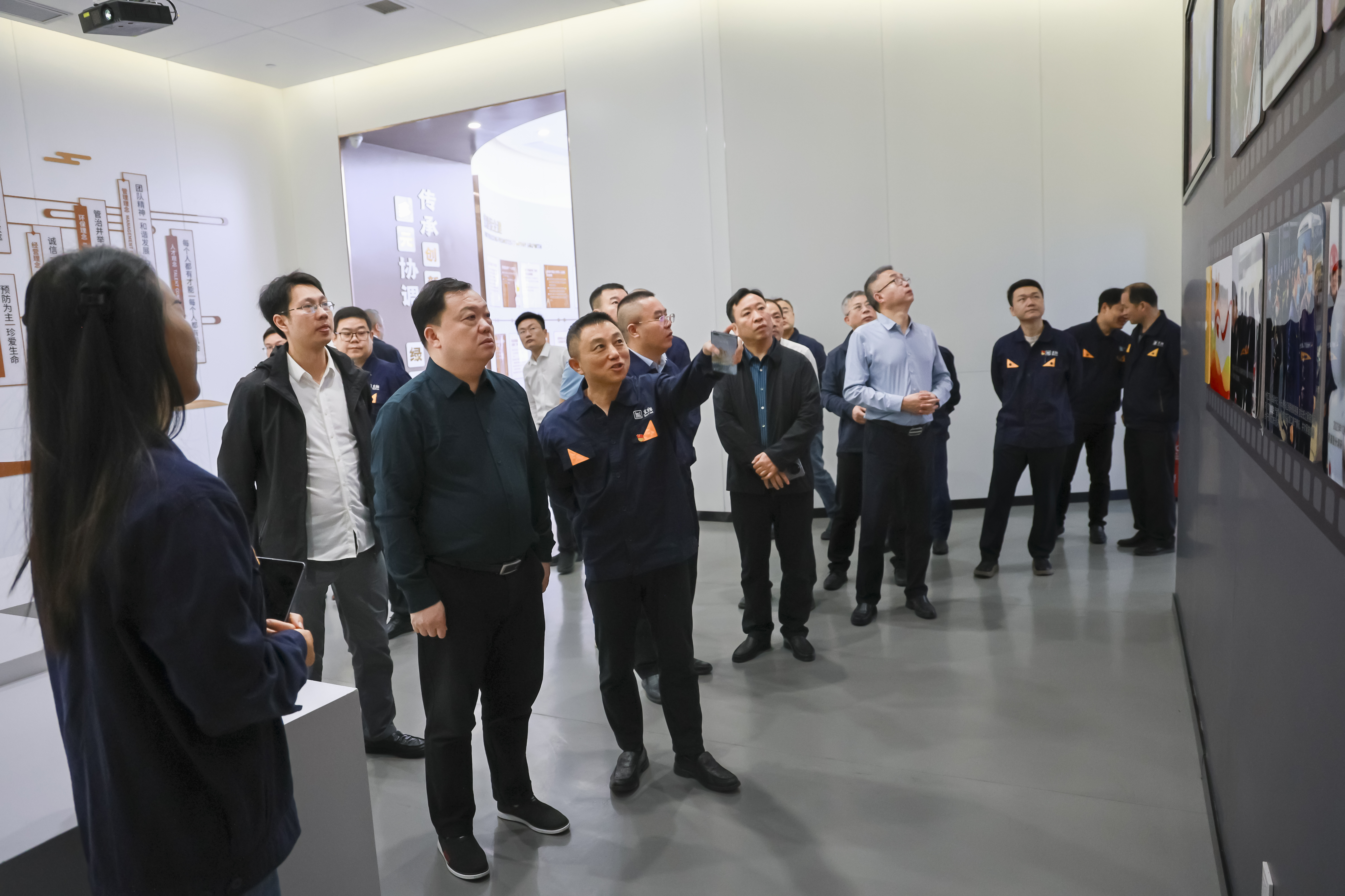 参观展厅.jpg