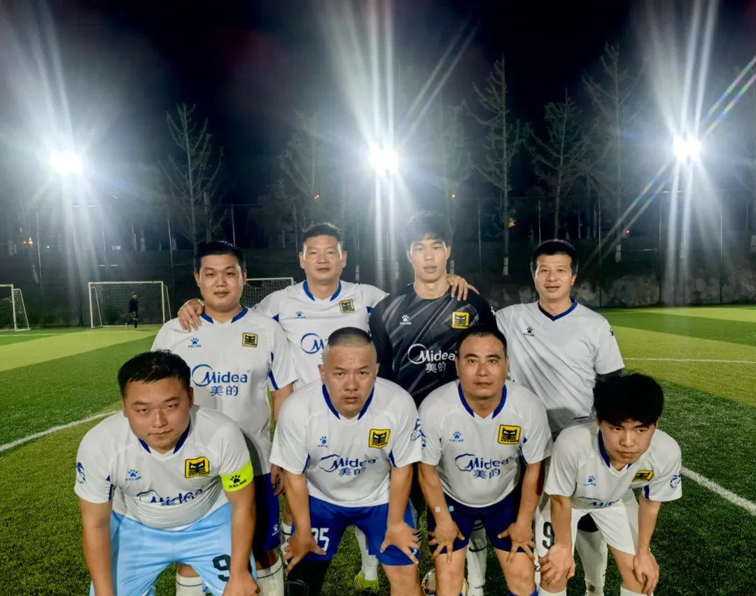 太阳成集团tyc138集团足球队合影.jpg