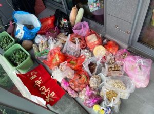 【父母寄送一货车年货】杭州小伙收到一货车的年货 网友：一个月不用买菜了